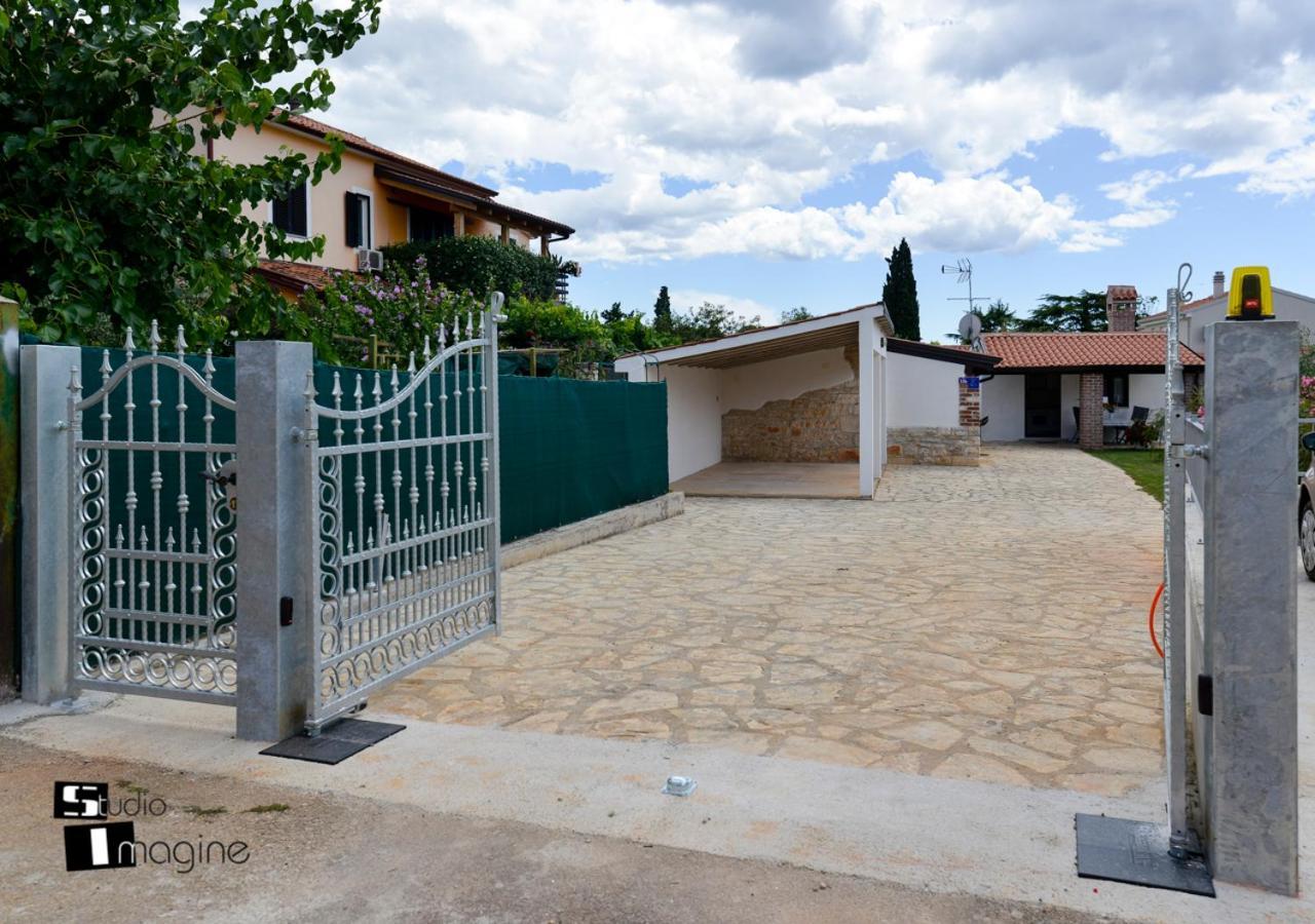 Charming Stone Cottage By The Sea Umag Eksteriør billede