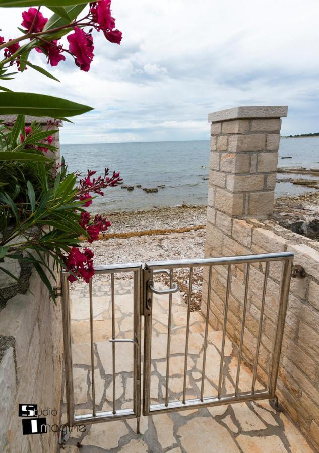 Charming Stone Cottage By The Sea Umag Eksteriør billede